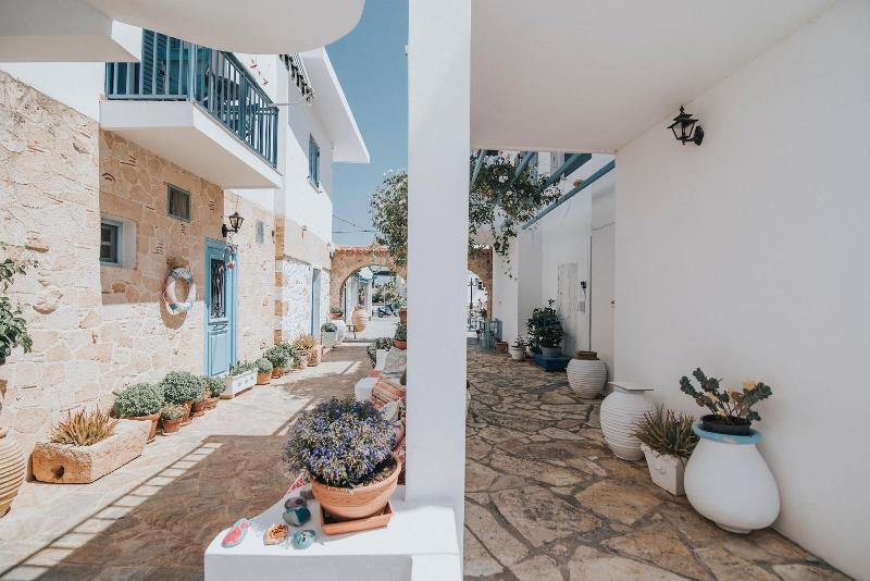 Saronis Hotel image