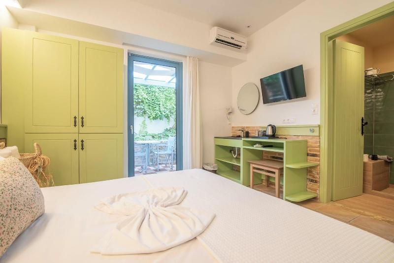 Saronis Hotel image