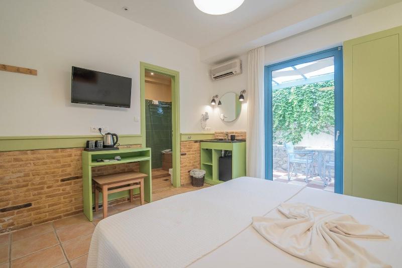 Saronis Hotel image