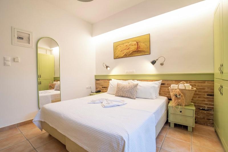 Saronis Hotel image