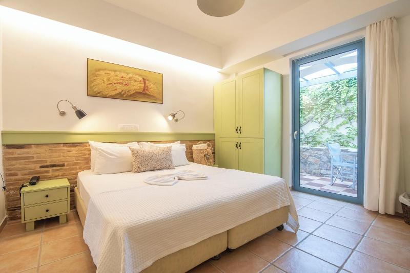 Saronis Hotel image
