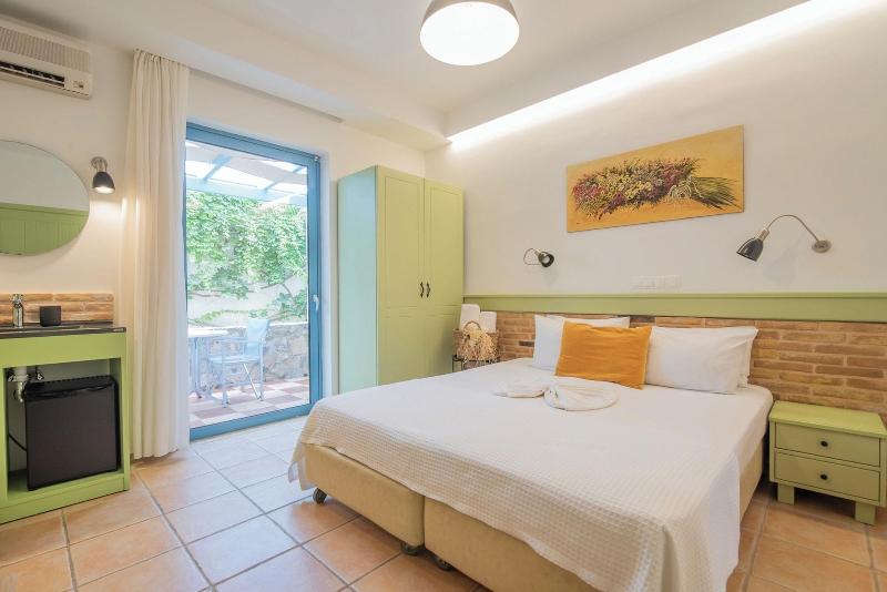 Saronis Hotel image