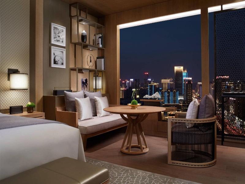 Deluxe Room, 1 King Bed, City View