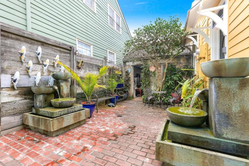 B&W Courtyards image