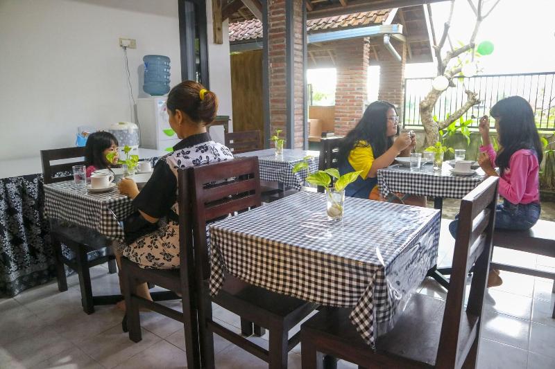 De Lungguh Family Homestay image
