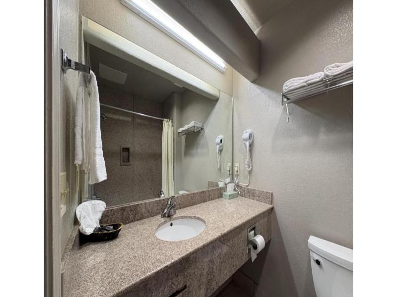 Regency Inn & Suites By Capital O Houston IAH Apt image