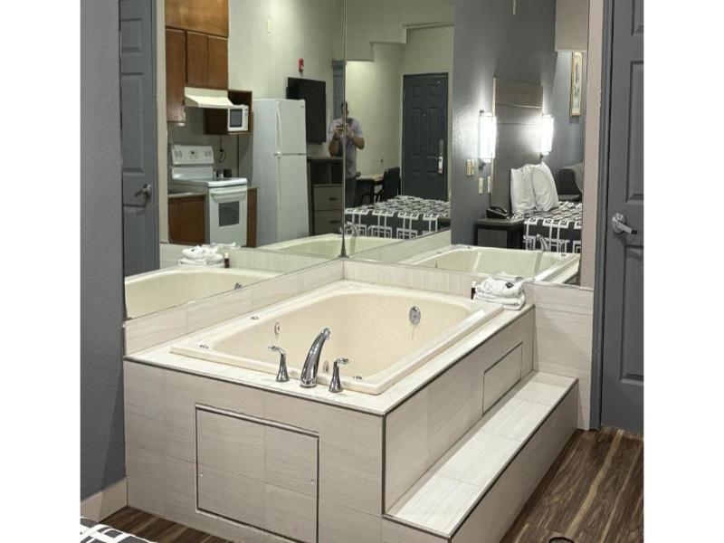 Regency Inn & Suites By Capital O Houston IAH Apt image