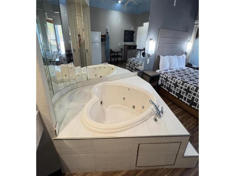 Regency Inn & Suites By Capital O Houston IAH Apt image