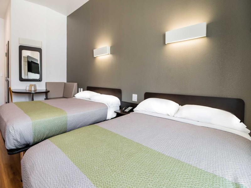 QUADRUPLE TWO QUEEN BEDS NON SMOKING