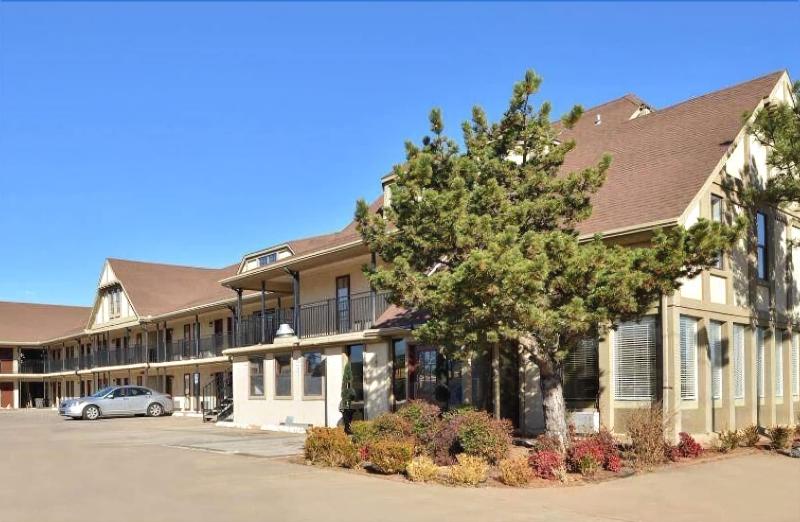 Executive Inn — exterior view