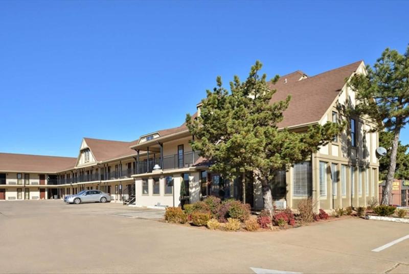 Executive Inn — general view