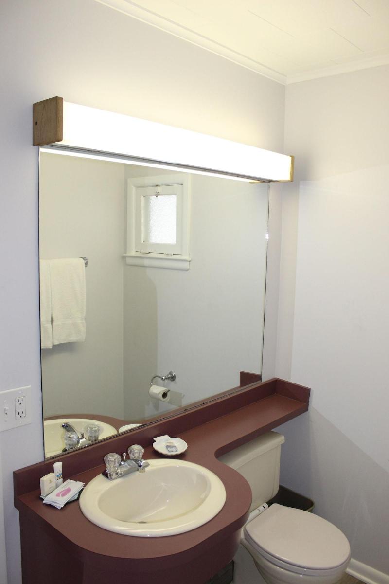 Admiral Motel image