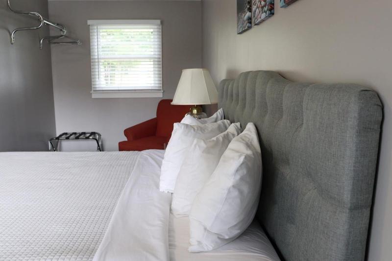 Admiral Motel image