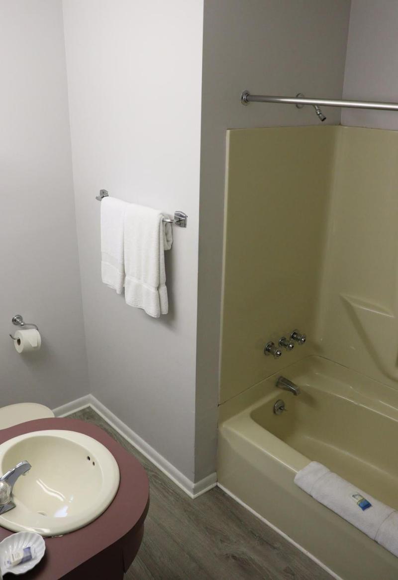 Admiral Motel image