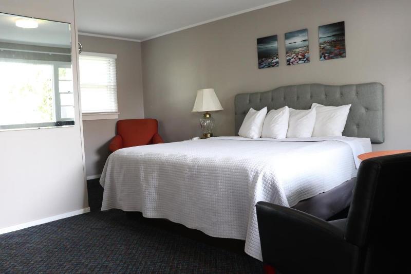 Admiral Motel image