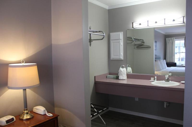 Admiral Motel image
