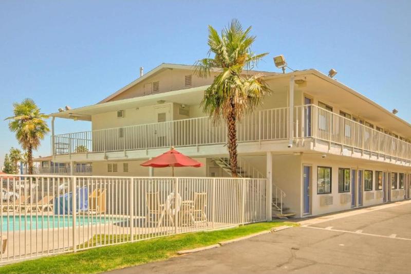 Motel 6 Fresno, CA - Blackstone North image