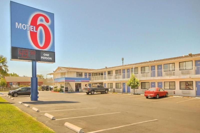 Motel 6 Fresno, CA - Blackstone North image