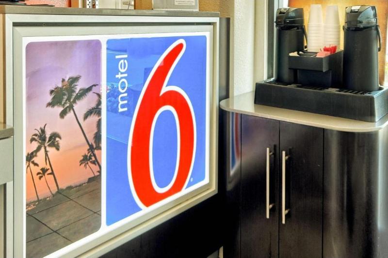 Motel 6 Fresno, CA - Blackstone North image