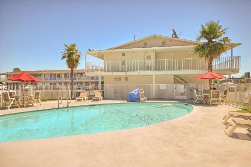 Motel 6 Fresno, CA - Blackstone North image