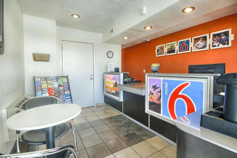 Motel 6 Fresno, CA - Blackstone North image