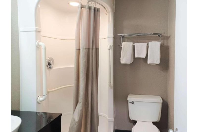 Motel 6 Fresno, CA - Blackstone North photo 12