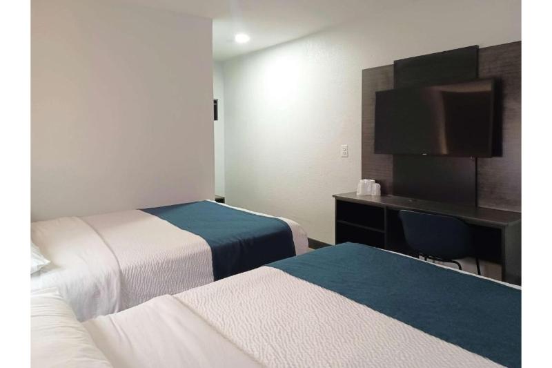 Motel 6 Fresno, CA - Blackstone North image