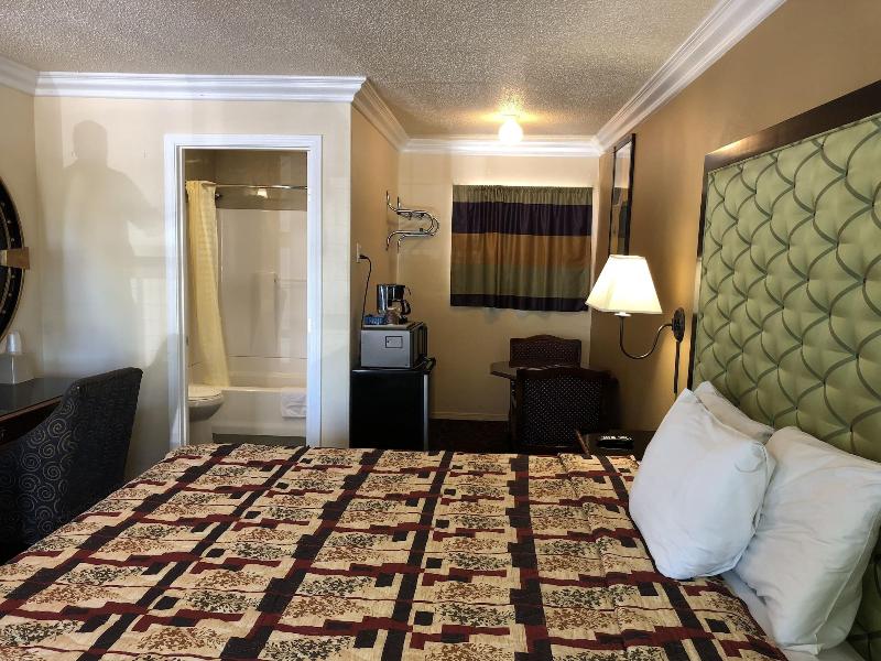 Lamplighter Motel image
