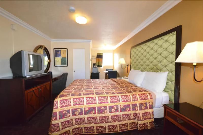 Lamplighter Motel image