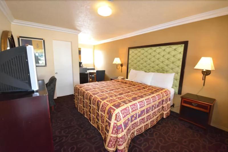 Lamplighter Motel image