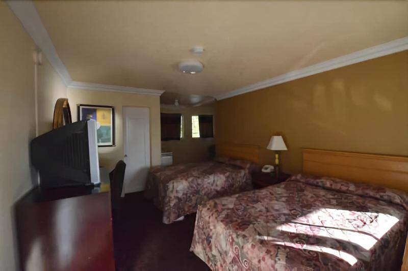 Lamplighter Motel image