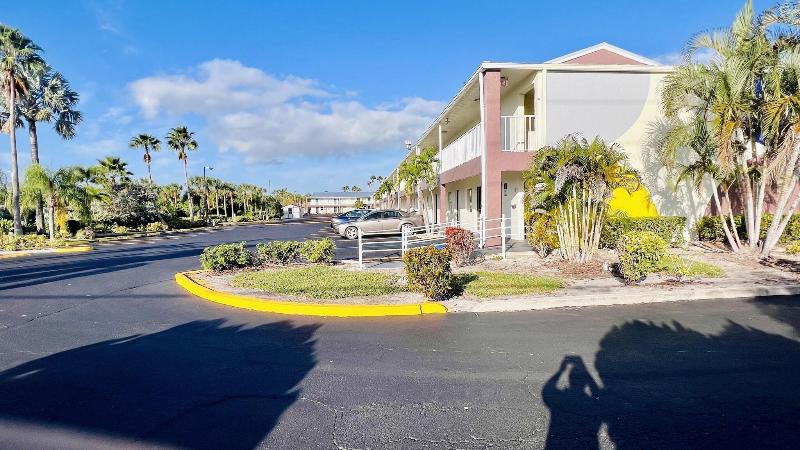 Flamingo Motel image