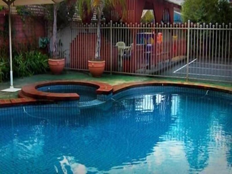 Courtyard Motor Inn