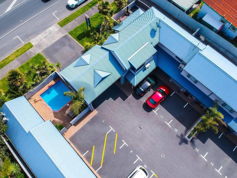 Aquarius Motor Inn