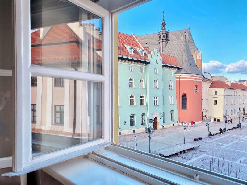 Luxury Mint Apartments Main Square image