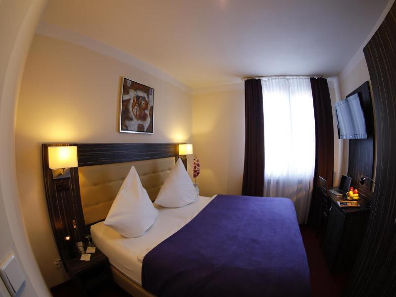 Hotel Famosa image