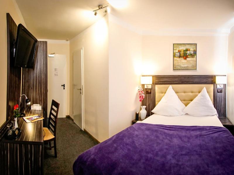 Hotel Famosa image