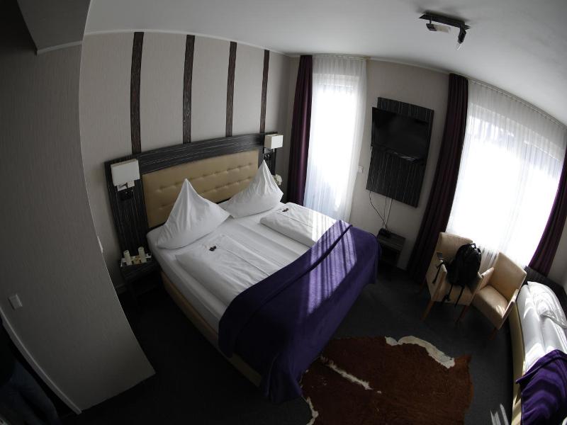Hotel Famosa image