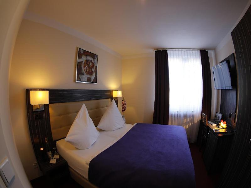 Hotel Famosa image