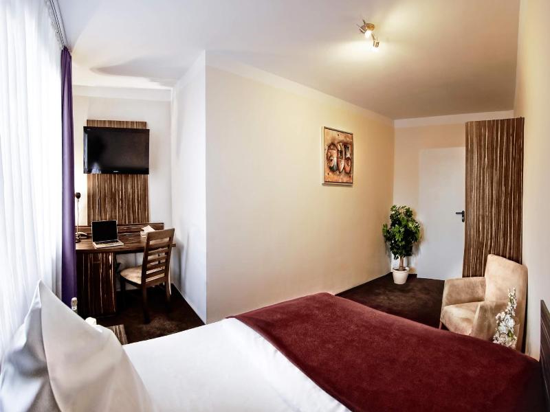 Hotel Famosa image