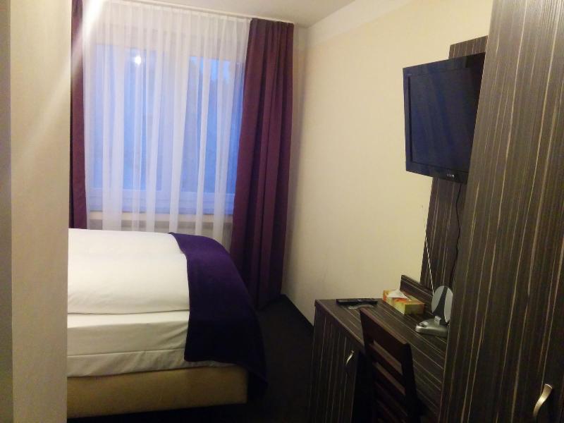 Hotel Famosa image