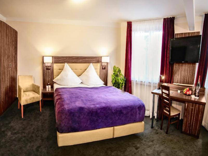 Hotel Famosa image