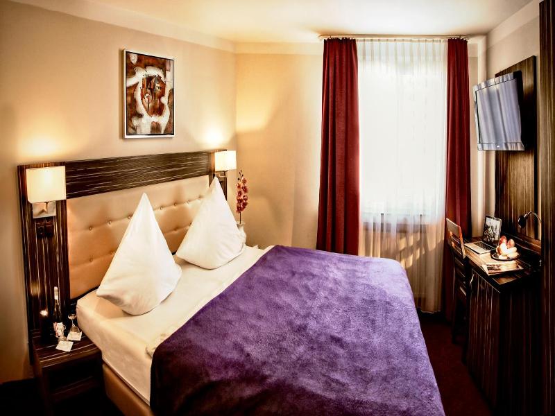 Hotel Famosa image