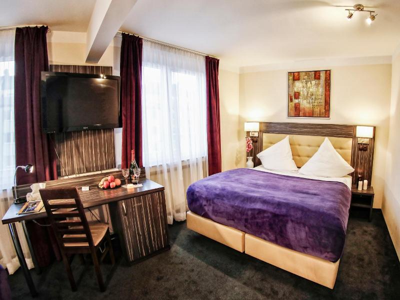 Hotel Famosa image