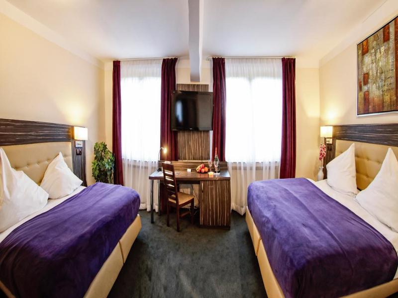 Hotel Famosa image