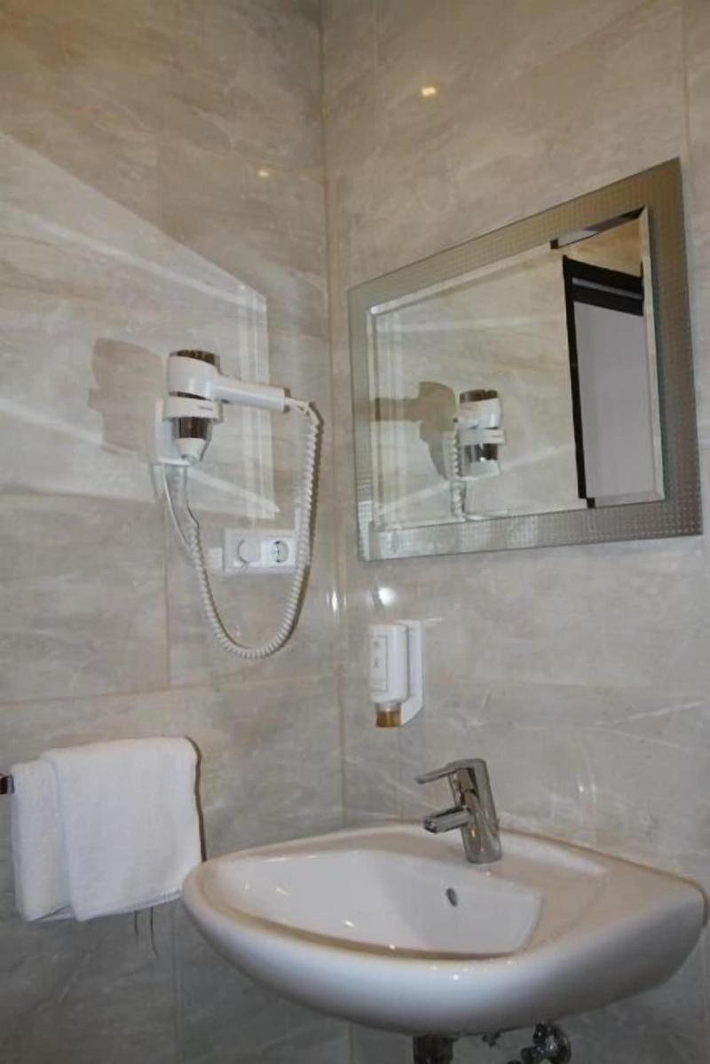 Concorde Hotel Ascot image