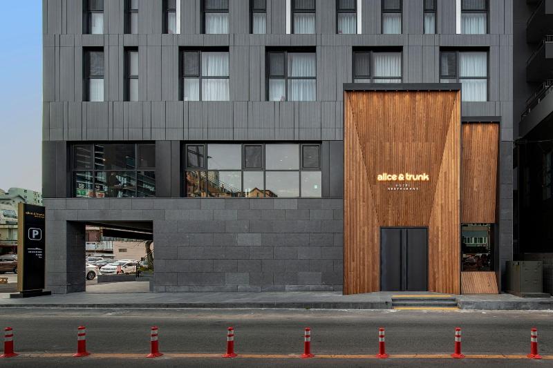 Hotel Alice And Trunk image