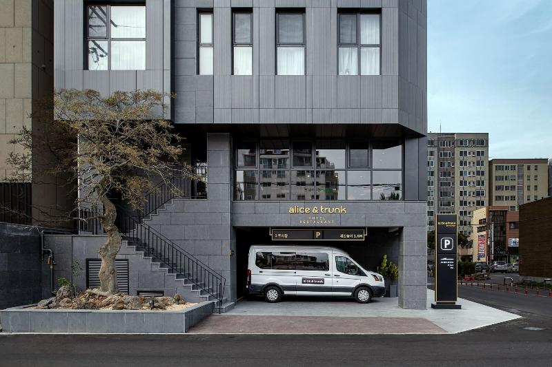 Hotel Alice And Trunk image