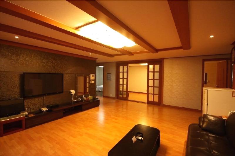 Major Hotel image
