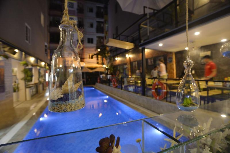 Urban Lodge Hotel Hostel image